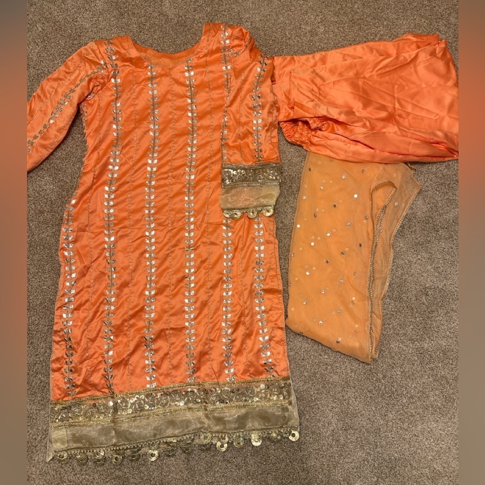 Brand new Pakistani dholki suit, medium/large